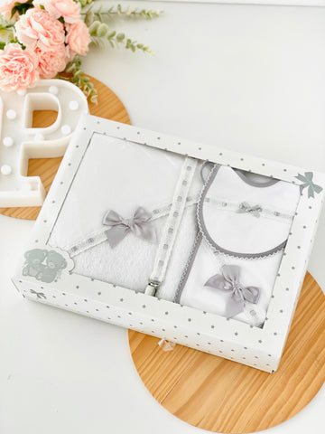 Box enxoval: toalha de banho, fralda, babete e prende chupetas